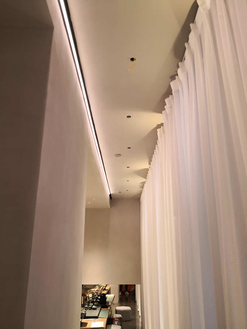 南京光印照明旗舰店，灯光与清水墙面的碰撞